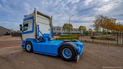 20251019-Tom-Holding-00510